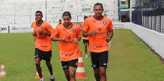 Jogadores realizam atividades físicas