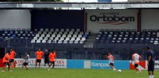 Jogadores treinam no Baenão