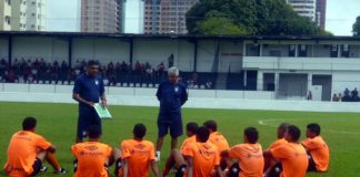 Flávio Araújo conversa com jogadores no gramado do Baenão