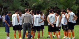 Flávio Araújo conversa com jogadores antes do treino no campo do Deca