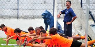 Jogadores realizam treino físico no Baenão