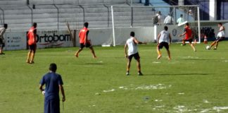 Flávio Araújo orienta jogadores antes do treino no Baenão