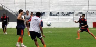 Jogadores treinam no Baenão