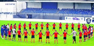 Jogadores fazem uma oração antes do treino no Baenão