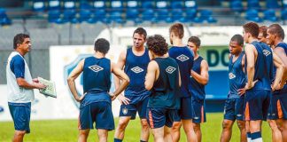 Flávio Araújo conversa com jogadores durante os treinos