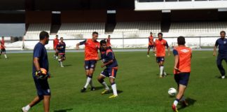 Jogadores realizaram um treino leve no gramado do Mangueirão