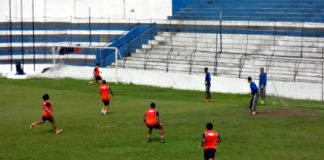 Jogadores realizam treino tático no Baenão