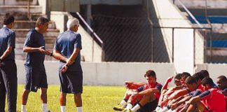 Flávio Araújo conversa com jogadores durante os treinos