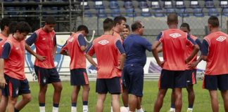 Jogadores remistas treinam sob o comando do técnico da base Edmilson Melo