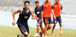 Jogadores remistas treinam no Baenão