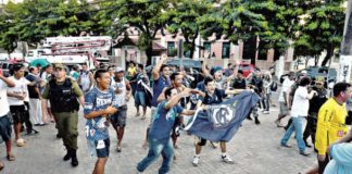 Torcedores remistas fizeram um protesto em frente a sede da FPF