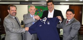 Zeca Pirão presenteou o presidente da CBF, José Maria Marin, com uma camisa do Clube do Remo