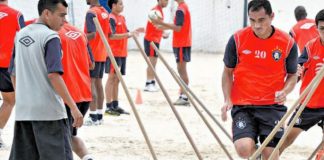 Jogadores remistas treinam na caixa de areia