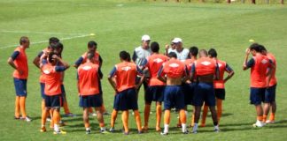 Charles Guerreiro orienta os jogadores antes dos treinamentos