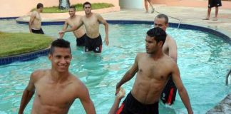 Jogadores realizam atividades físicas na piscina do hotel