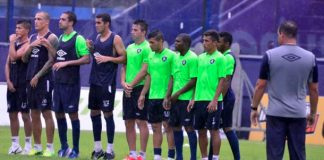 Roberto Fernandes orienta os jogadores durante o treino