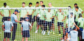 Roberto Fernandes orienta os jogadores antes de iniciar o treino