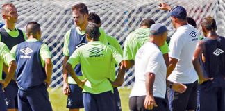 Roberto Fernandes orienta os jogadores antes de iniciar o treino