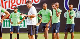 Roberto Fernandes orienta os jogadores antes de iniciar o treino