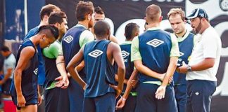 Roberto Fernandes orienta os jogadores antes de iniciar o treino