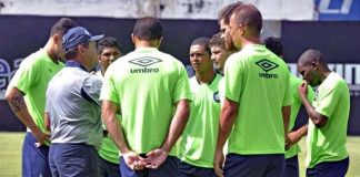 Zé Teodoro orienta os jogadores antes de iniciar o treino