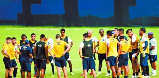 Cacaio orienta os jogadores antes de iniciar o treino