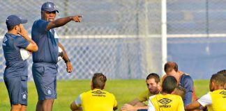 Cacaio orienta os jogadores antes de iniciar o treino