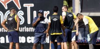 Cacaio orienta os jogadores antes de iniciar o treino