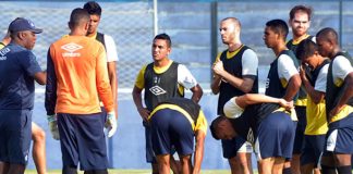 Cacaio orienta os jogadores antes de iniciar o treino