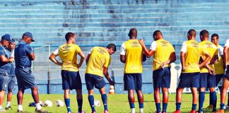 Cacaio orienta os jogadores antes de iniciar o treino