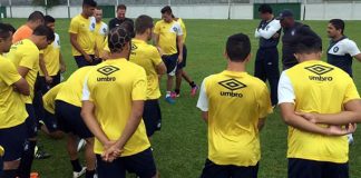 Cacaio orienta os jogadores antes de iniciar o treino