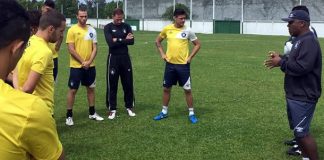 Cacaio orienta os jogadores antes de iniciar o treino