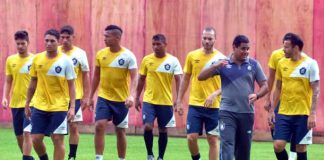 Leston Júnior orienta os jogadores antes de iniciar o treino