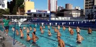 Jogadores fazem exercícios físicos na piscina da sede social remista