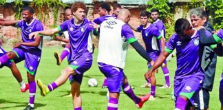 Marcelo Veiga orienta os jogadores antes de iniciar o treino