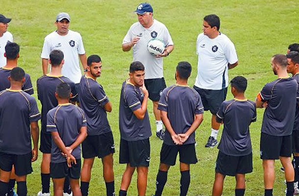 Josué Teixeira orienta os jogadores antes de iniciar o treino