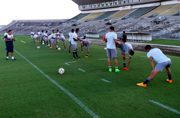 Jogadores remistas realizam atividade física no estádio Almeidão, em João Pessoa-PB