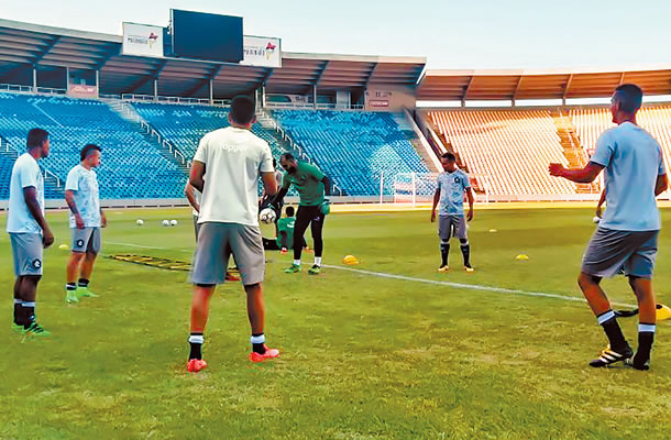 Jogadores remistas realizam atividade física no estádio Castelão (São Luis-MA)