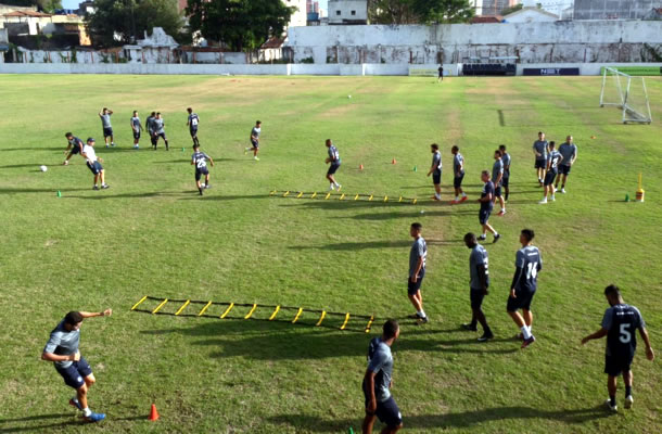 Jogadores remistas realizam atividade física