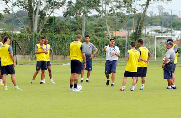 Léo Goiano orienta os jogadores antes de iniciar o treino