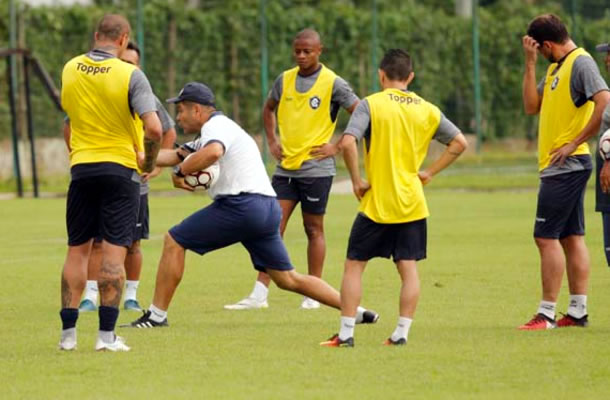 Léo Goiano orienta os jogadores antes de iniciar o treino