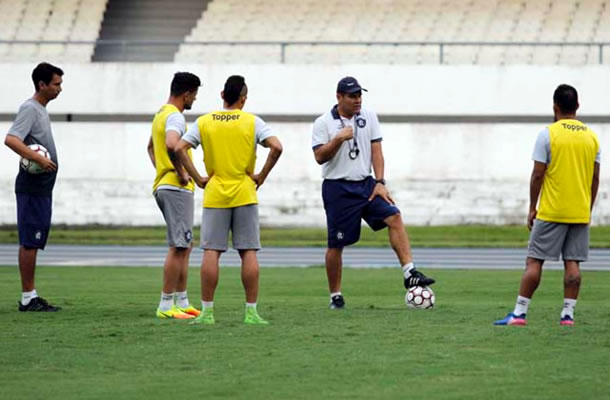 Léo Goiano orienta os jogadores antes de iniciar o treino