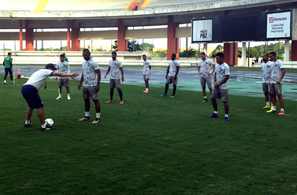 Léo Goiano orienta os jogadores antes de iniciar o treino