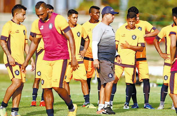 Jogadores remistas realizam atividade física