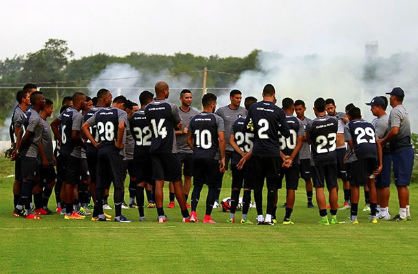 Jogadores remistas realizam atividade física