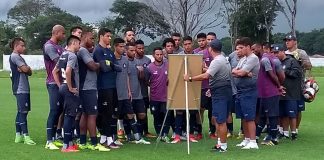 Ney da Matta orienta os jogadores antes de iniciar o treino