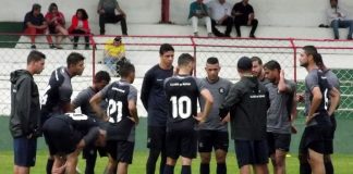 Ney da Matta orienta os jogadores antes de iniciar o treino