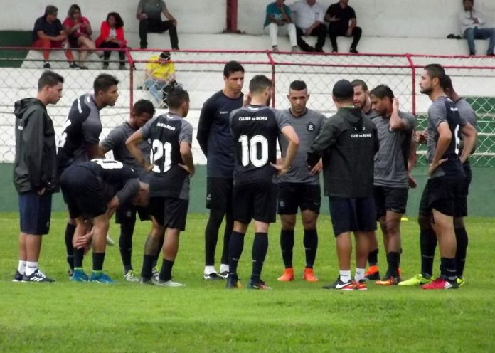 Ney da Matta orienta os jogadores antes de iniciar o treino