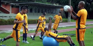 Jogadores remistas realizam atividade física