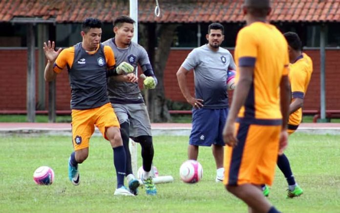 Jogadores remistas realizam atividade física